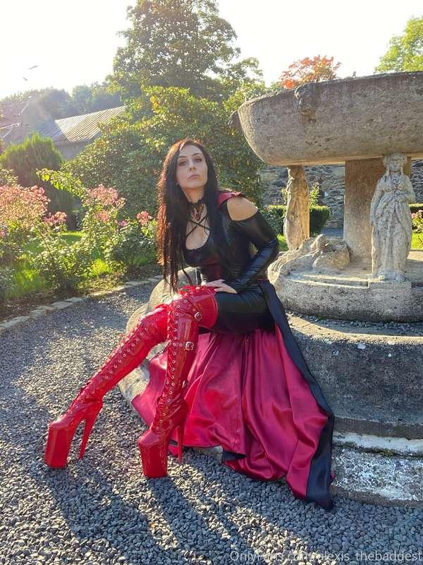 Vampire 🧛‍♀️ at the fountain