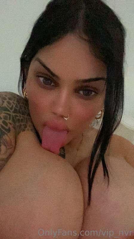 I want to lick your cum of my tits 😈😋