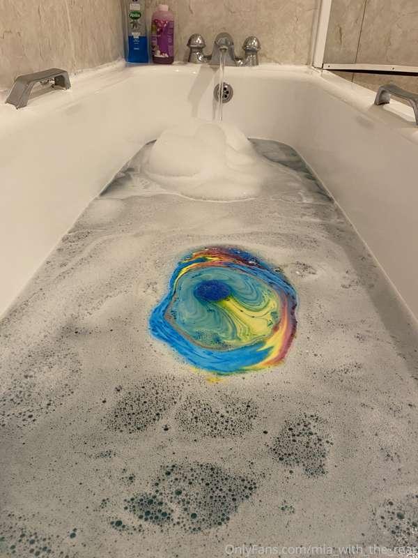 Monday’s aren’t so bad!! Rainbow bath bombs make me smile! 😁