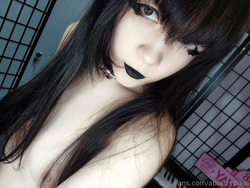 I gave myself V bangs :'3 dunno if I like it yet IDKKKKKKKKK..