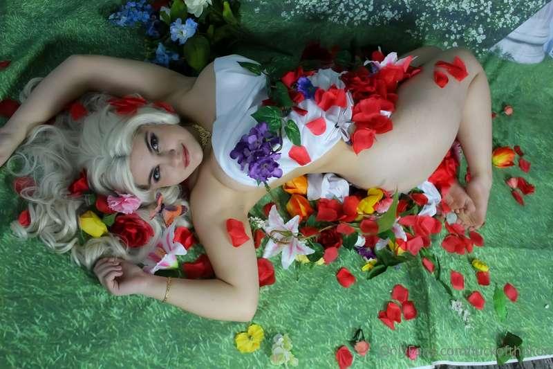 Just a lil flower girl Aphrodite°°°