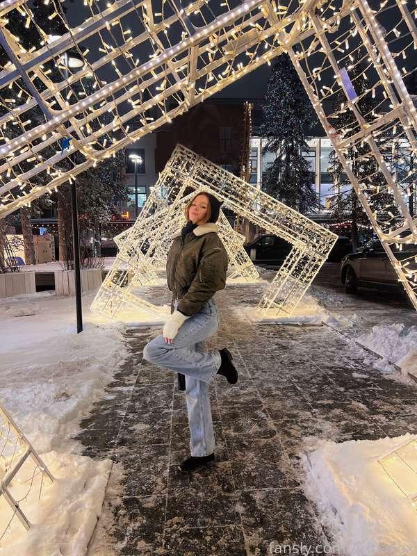 Such a New Year's atmosphere!🎄🎉 I like a real snowy winter, and these lights!❄️😍 It's so magical. It seems it's time to prepare gifts! What would you like for Christmas?🎁