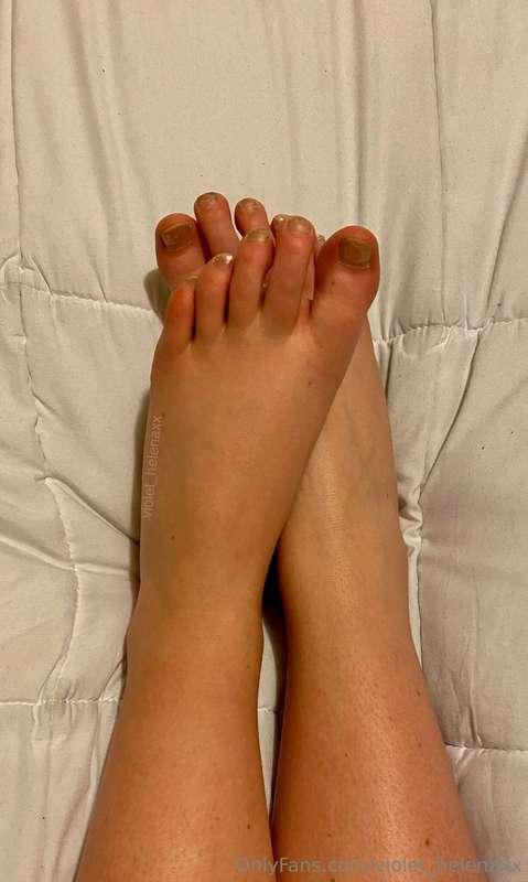 sunday mood: soft feet + messy sheets