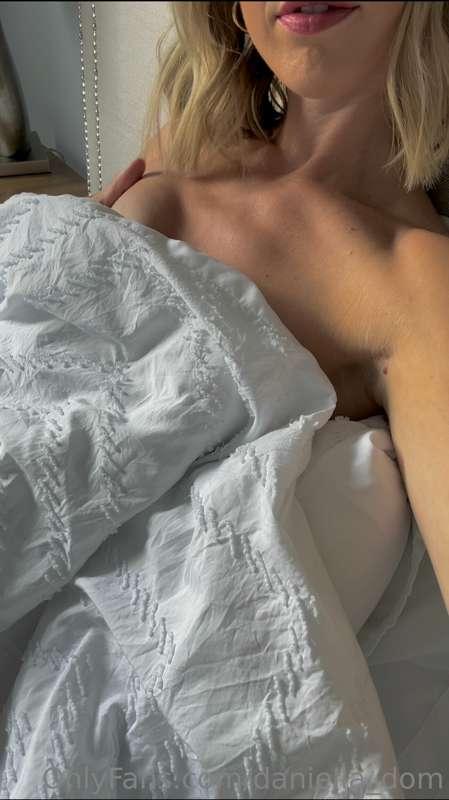 Short little tease from bed 😏💋
Renewing subs on my main page..