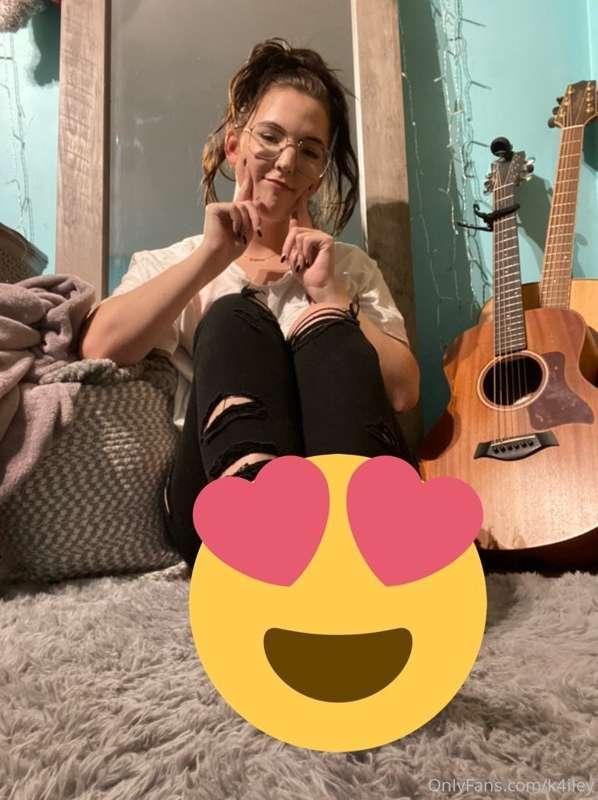 feet pics headed to ur inbox. fishnets+bare and YES i got so..