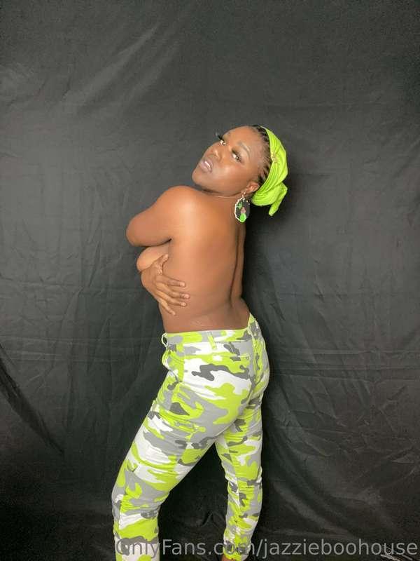 Define safe for work….😏 *see me turn around on my premium fo..