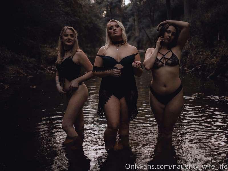 Just some witches doing witch things. 🖤🕷
