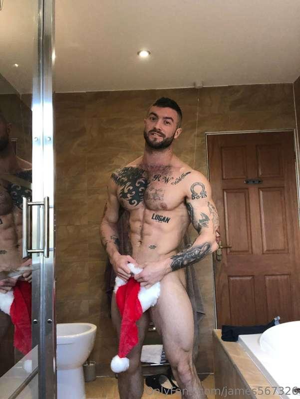 Playing around with the Santa hat 😜😜🍆
