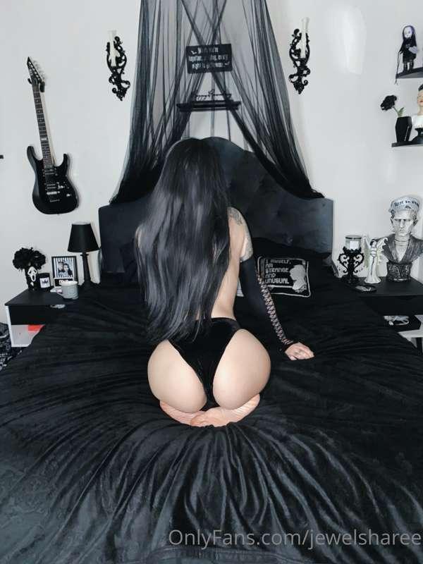 A little strip tease video for you 😘🖤 I hope everyone has a ..