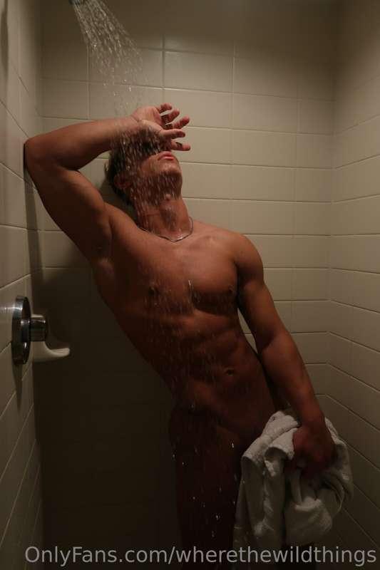 showers w/ @jakesanent? 💦