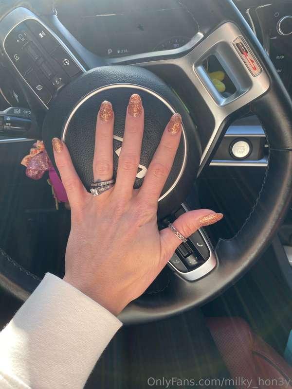 Who wants to see these nails wrapped around a thick cock? 🙋🏼..
