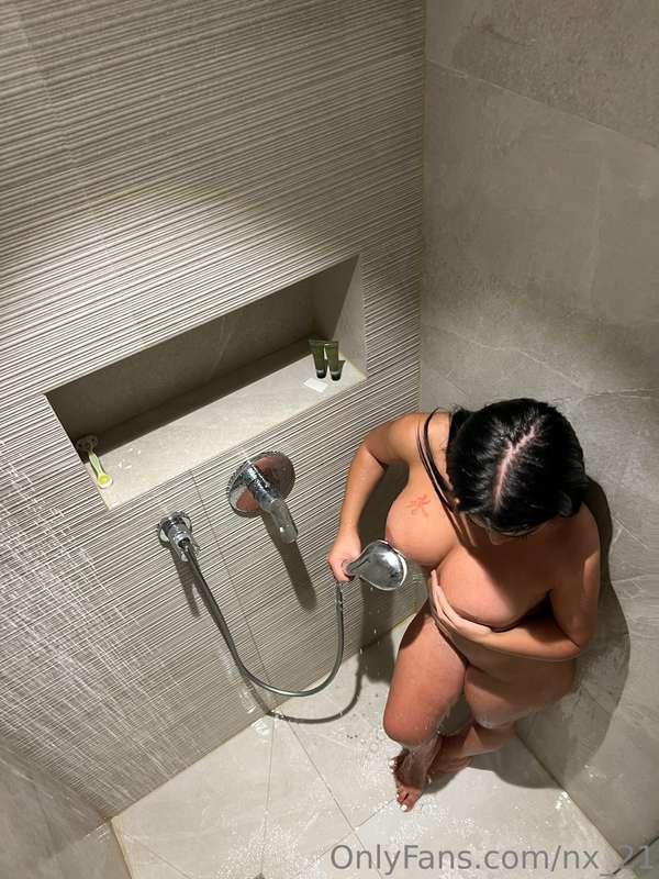 Oups je viens de faire tomber la savonette ! Tu peux venir m..