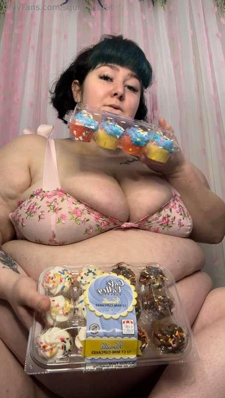 Happy Valentine’s Day! Be mine? ; 3 After all these cupcakes..