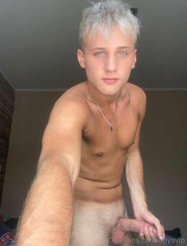 2 of the hottest pics my friend @blondeking21 has😍🙊💦 Do you ..