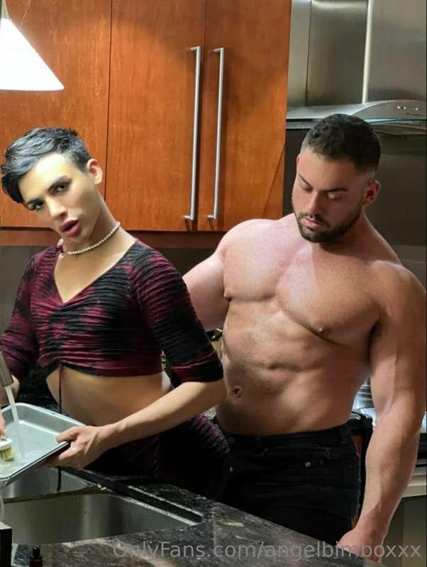 sucking on Monstah Mike big muscle pickle 💦 he painted all o..
