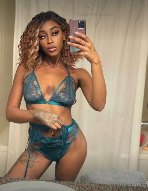 Why don't you come closer and see what I'm hiding, hmm?🥰