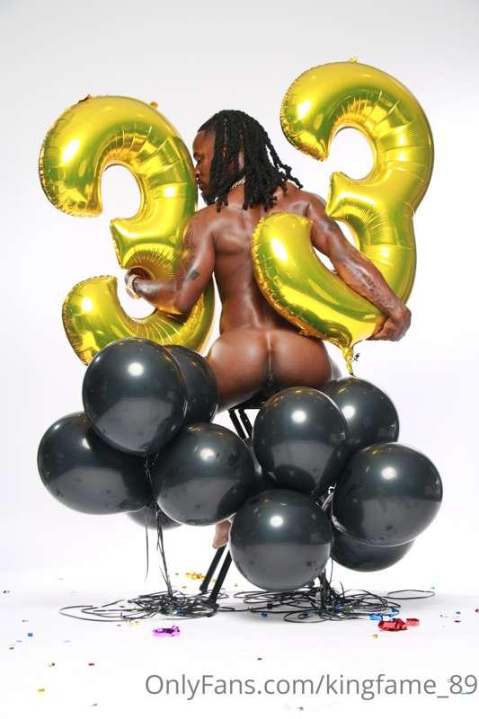 Birthday humpday 🎂 🐪 
YALL LEAVE DADDY A BIRTHDAY TIP 🤑