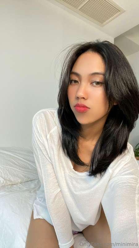 my bed is so comfy 💋 you should come visit me 🥰