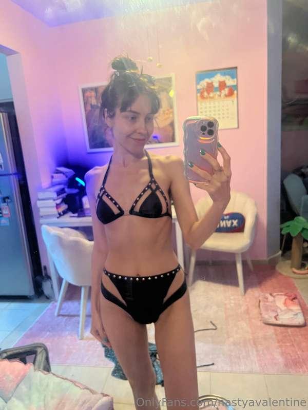 🖤 emo bikini summer 🖤 do I look hot in (and out of) this tin..