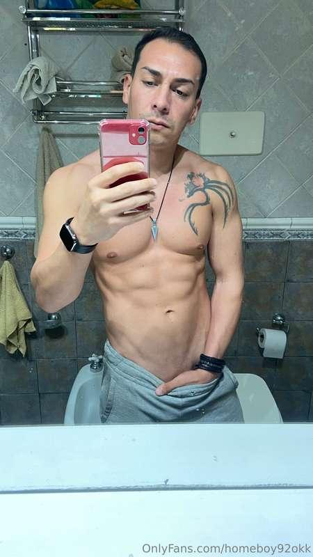 There’s always something to do in the bathroom 🍆🤤