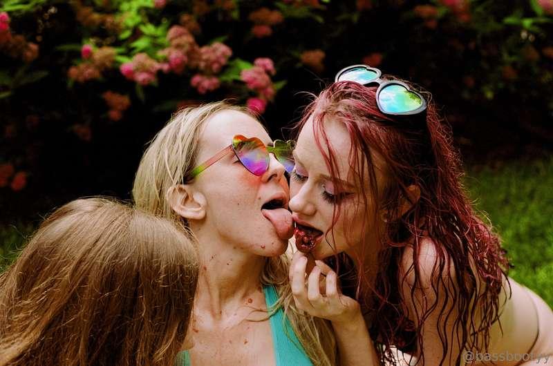 Ready for summerrrrr 🍒☀️ @calliecadexxx @kimmypxxx 