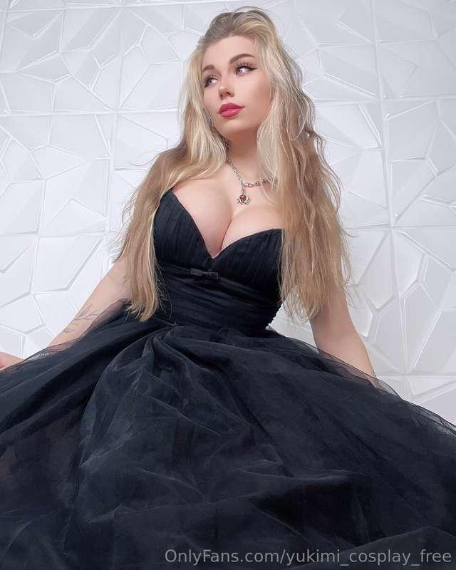 Feeling like a princess today? Do u like me in my dress ? 😇❤..