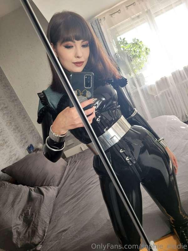 Sefie time in steel and black latex