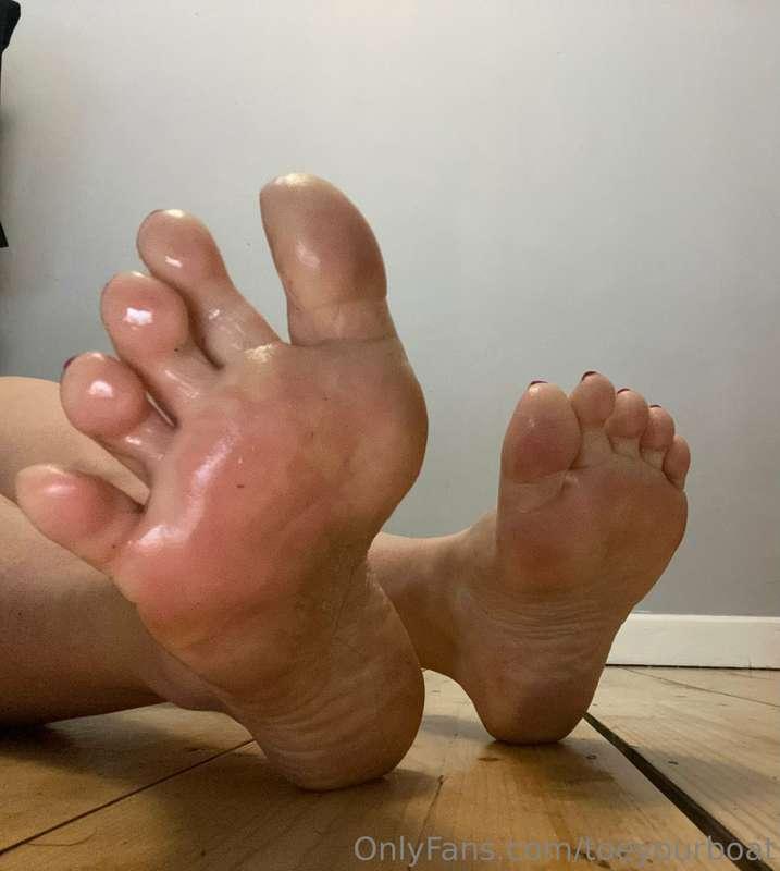 Feet looking like glazed donuts this morning, who doesn’t lo..