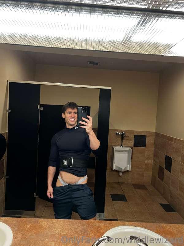 The weightlifting belt look is hot to me 😝