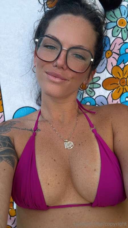 J'ai le gout que tu me fasse enlever mon bikini pour jouer a..