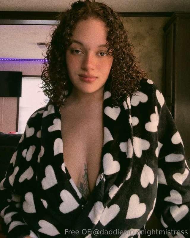 One tug & this robe drops, so do you😈