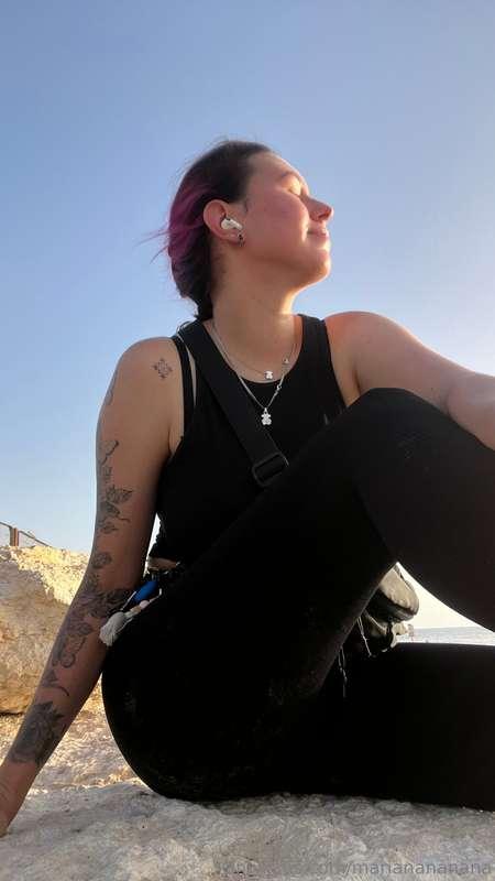 ‏נהנת מהשמש בחוף תל אביב☀️🏖️ Take a rest on a 🏖️☀️