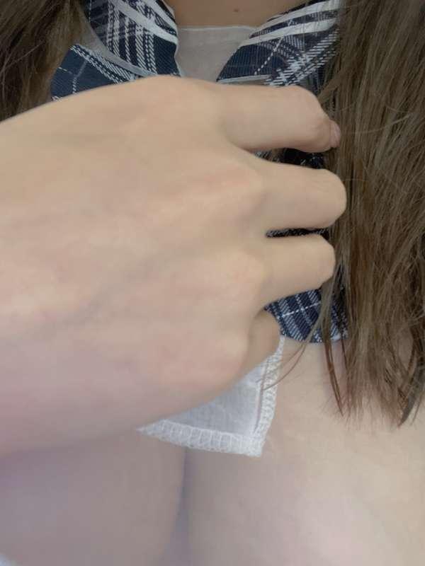 校服太細件了