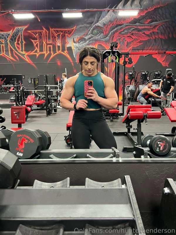 Hello from your muscle goddess😘