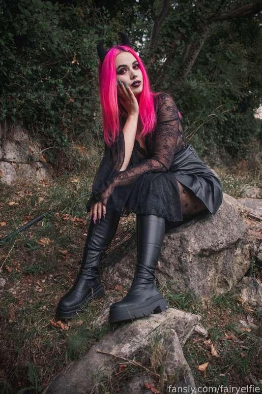 Don't forget to put likes and subscribe 👉👈
I have a lot of spicy content for every fetish and taste 😏

#fyp #egirl #altgirl #pinkhair #gothgirl #gothic #leatherskirt #boots #lacedtights  #scenegirl
