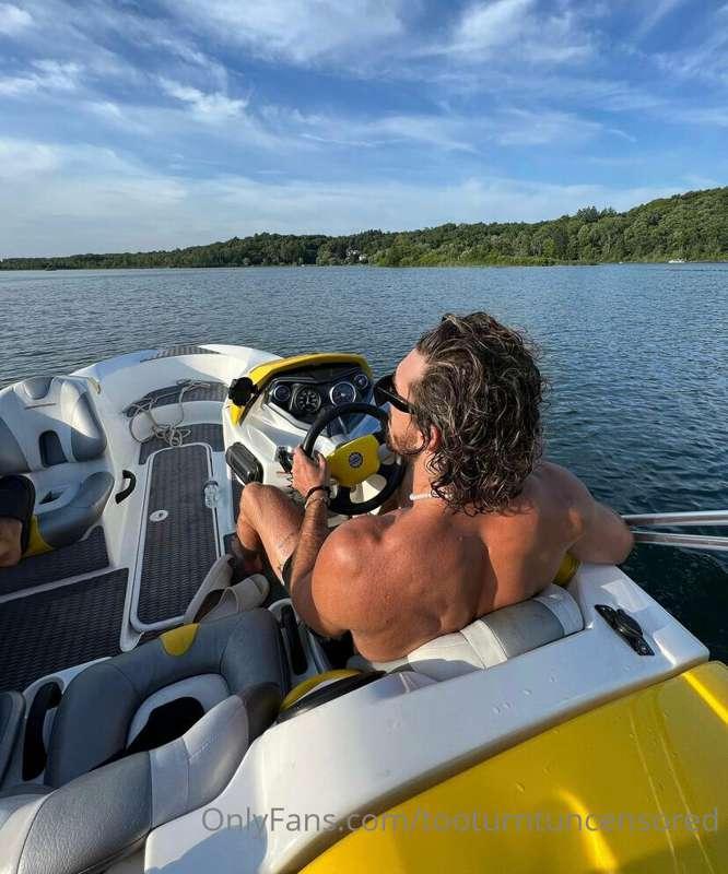 Nothin but a boat and a duck 🤝