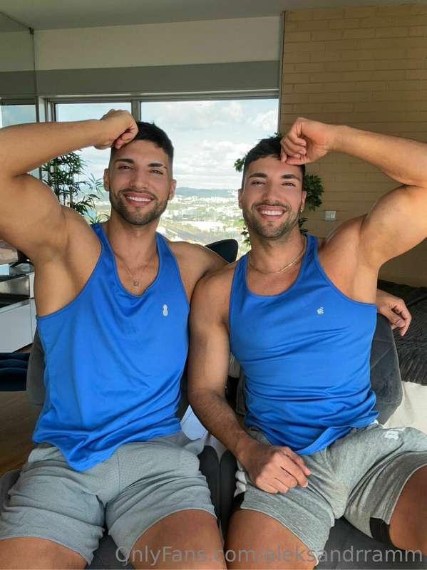Awww these 2  XXL T W I N S 
so HOT 🔥🔥😈😈!!!

I’ve just disco..