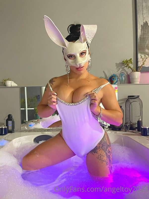 Hi boys !!! would you like to take a shower with me 🐰