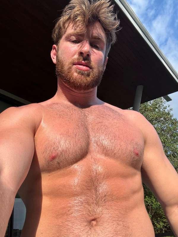 Sweaty fur aka your tongue’s favorite hobby 