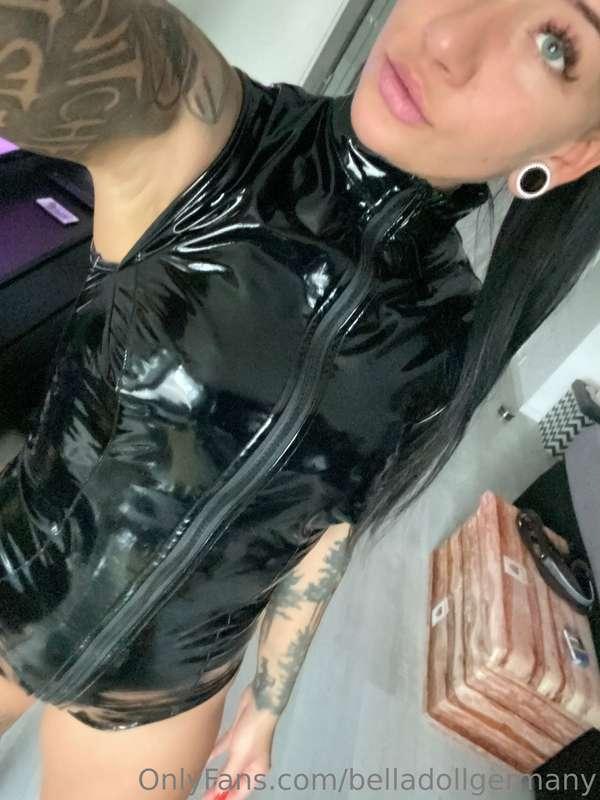 do you like my new outfit ?😏🤭