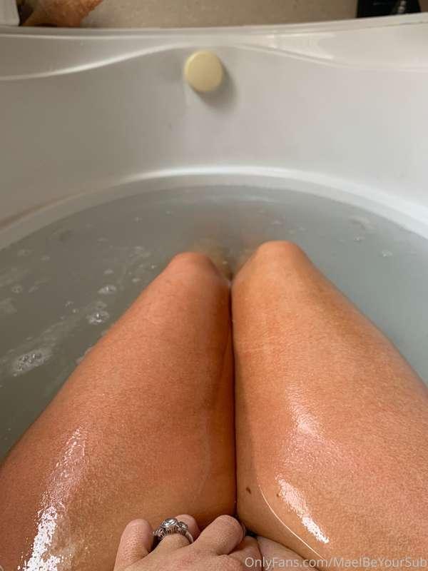 Rub-a-dub-dub! First fan to tip $10 gets my full PREGNANCY B..