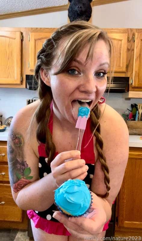Will you let me put frosting on you then let me lick it off? 🧁👅

#fyp #naturedani #kinky #bbw #chubby #thick #natural #pawg #ass #tattoos #food 
