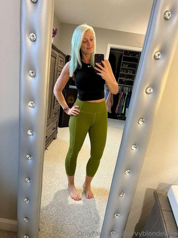 kurvyblondewife main image