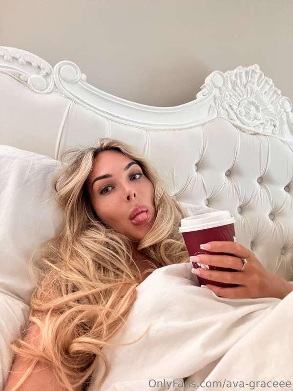 Morning coffee in bed with me 😁