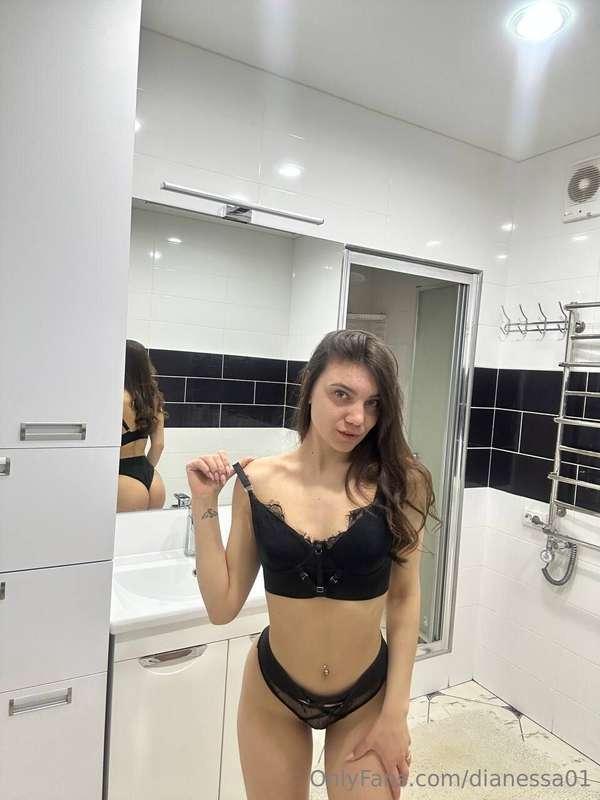 A hot shower or hot fantasies? What’s your choice today?😈