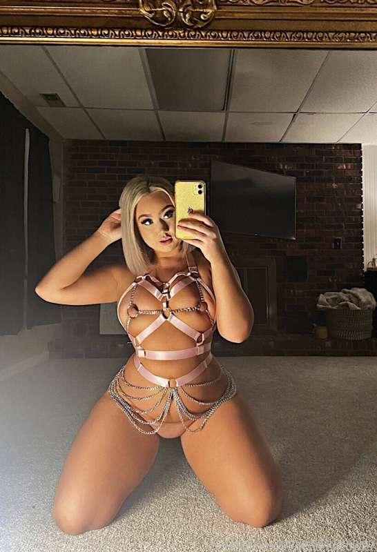 Follow my hot friend! 

https://onlyfans.com/emmarenedwier