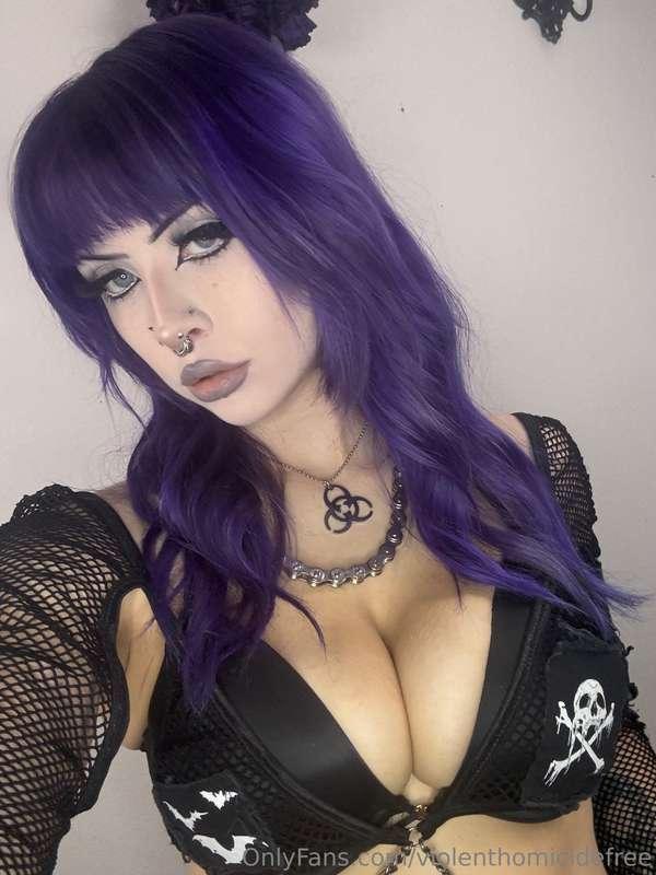 Monday blues? I prefer Monday black. ♥︎