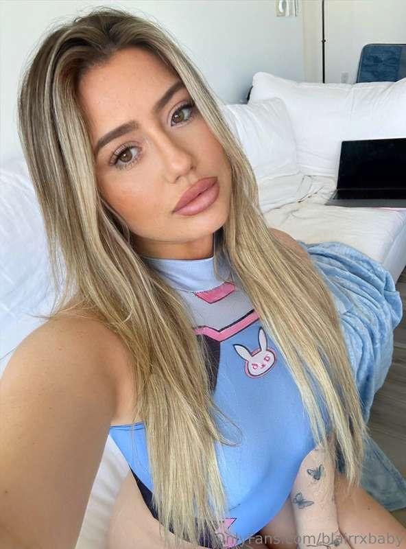 Too hot ? 🔥 What do you think ? 👄