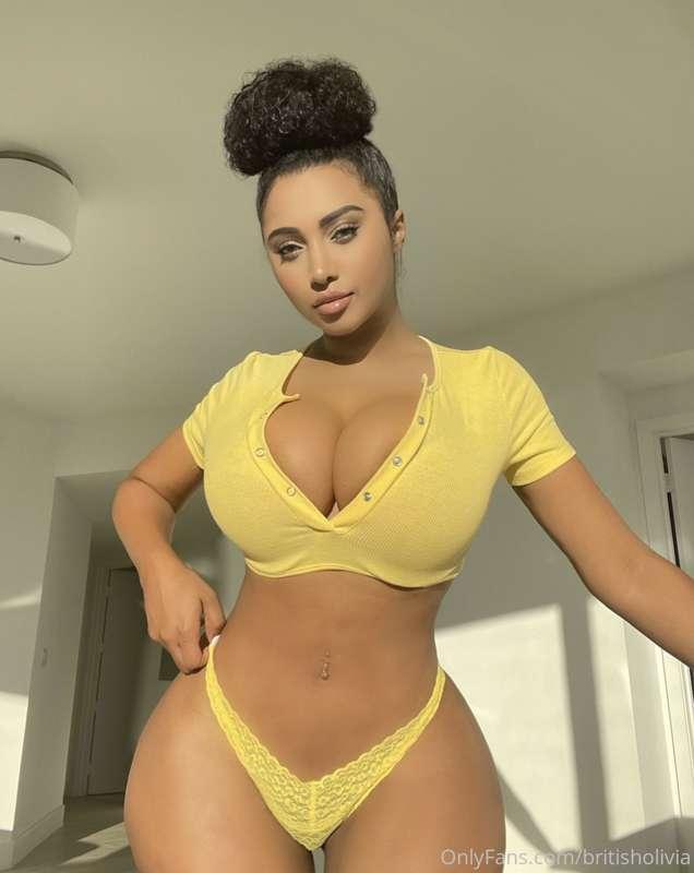 I'm all curves, wanna ride? 🤤