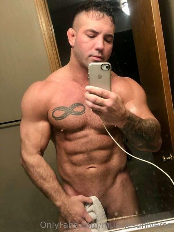 Exclusive video of bodybuilder @damiendkkelly jerks off and ..